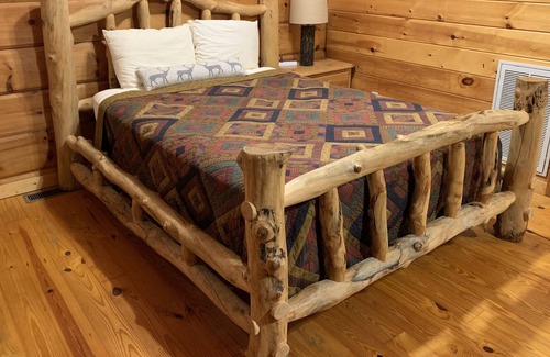 Townsend Cabin | Cove Stream Cabin | Riverfront *fire pit *tubing *WiFi *fish *swim
