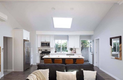 Clairemont Mesa House | Covered Backyard lounge w/Fire Pit|King Bed|BBQ