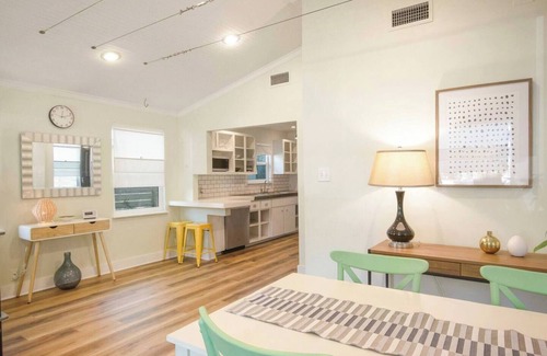 Holly House | Cowboy Pool ✔️ Fenced Yard ❤️ Walk to BBQ & Breweries 🏛️ 4 min to Capitol & UT