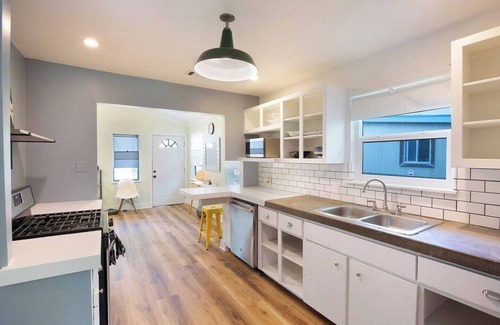 Holly House | Cowboy Pool ✔️ Fenced Yard ❤️ Walk to BBQ & Breweries 🏛️ 4 min to Capitol & UT