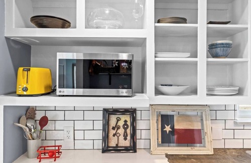 Holly House | Cowboy Pool ✔️ Fenced Yard ❤️ Walk to BBQ & Breweries 🏛️ 4 min to Capitol & UT