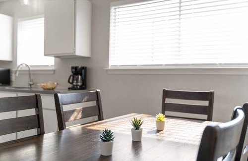 Central Arlington Apartment | Cowboys Getaway- WALK to AT&T stadium! PROF cleaned