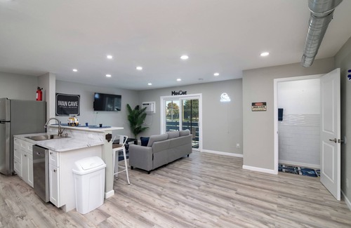 West Arlington Apartment | Cowboys & Rangers Mancave Near AT&T Stadium with AC and wifi