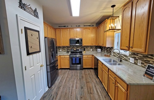 Albrightsville House | Coyote Cliff Corner Luxury 5BR Home Sleeps 14 w/Hot Tub & Linens