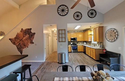 Albrightsville House | Coyote Cliff Corner Luxury 5BR Home Sleeps 14 w/Hot Tub & Linens