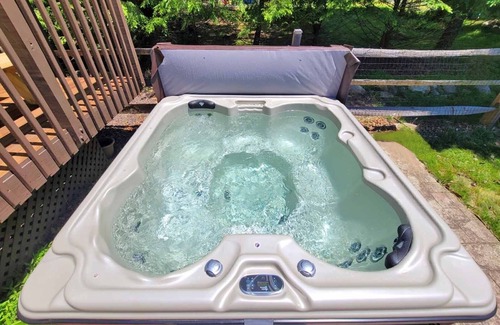 Albrightsville House | Coyote Cliff Corner Luxury 5BR Home Sleeps 14 w/Hot Tub & Linens