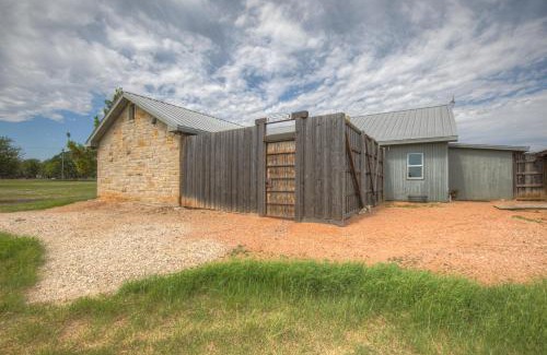 Fredericksburg House | Cozi Cottage with Hot Tub! - 2 Min to Wineries!