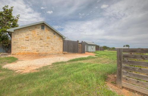 Fredericksburg House | Cozi Cottage with Hot Tub! - 2 Min to Wineries!