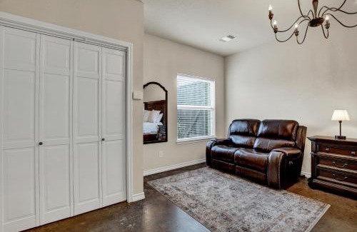 Fredericksburg House | Cozi Cottage with Hot Tub! - 2 Min to Wineries!