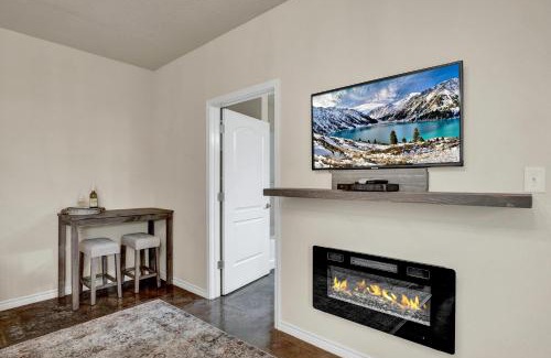 Fredericksburg House | Cozi Cottage with Hot Tub! - 2 Min to Wineries!