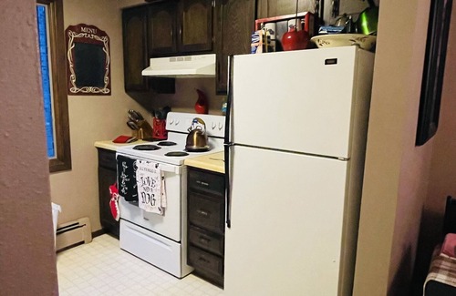 Sioux Falls Apartment | Cozy 1 Bdrm Apt- Close to Downtown Sioux Falls & Local Hospitals- Garage