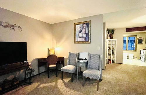 Sioux Falls Apartment | Cozy 1 Bdrm Apt- Close to Downtown Sioux Falls & Local Hospitals- Garage