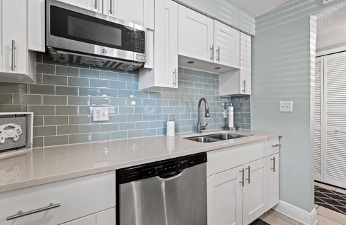 North Redington Beach Condo | Cozy 1-bedroom condo w Netflix, Disney, WiFi in charming North Redington Beach