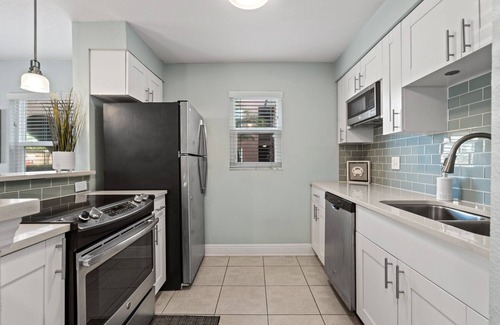 North Redington Beach Condo | Cozy 1-bedroom condo w Netflix, Disney, WiFi in charming North Redington Beach