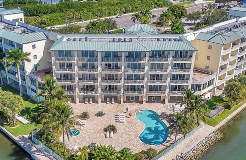 Madeira Beach Condo | Cozy 1-bedroom 1 bath condo in welcoming St. Petersburg with WiFi, AC, Pool
