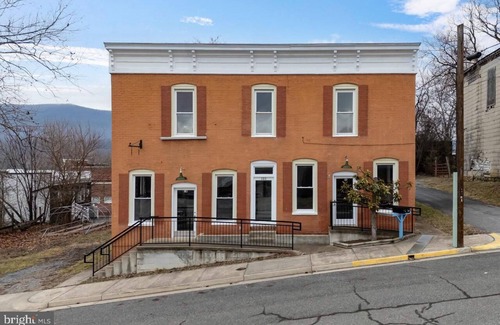 Shenandoah Apartment | Cozy 1-bedroom apartment in quaint Shenandoah with WiFi, AC, near river access.