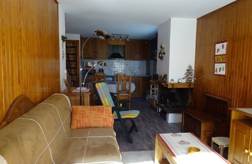 Les Gets Apartment | Cozy 1-Bedroom Apartment for 4 - South-Facing Terrace - 300m to Shops in Les Gets
