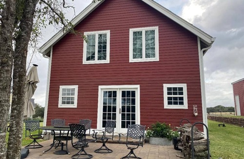 Burton Apartment | Cozy 1-bedroom apartment in charming Burton 9 minutes from ROUND TOP!