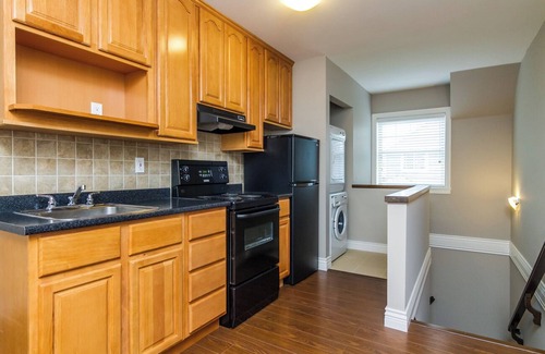 East Clayton House | Cozy 1 bedroom coach home (suite above garage).