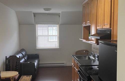 East Clayton House | Cozy 1 bedroom coach home (suite above garage).