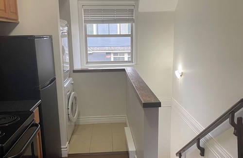 East Clayton House | Cozy 1 bedroom coach home (suite above garage).