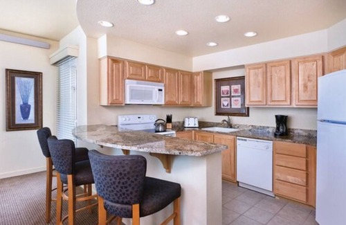 Seaside Condo | Cozy 1-bedroom condo in wonderful Seaside with fitness room, AC