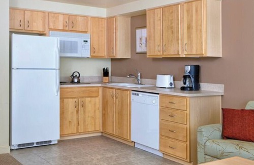 Seaside Condo | Cozy 1-bedroom condo in wonderful Seaside with fitness room, AC