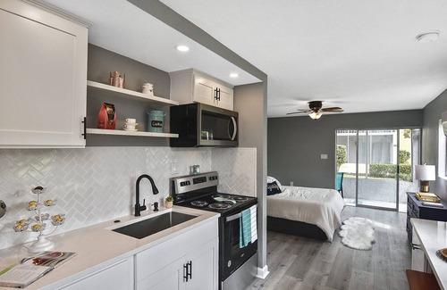 Biggar Condo | Cozy 1-bedroom condo with AC in Fort Myers. Private Lanai. Onsite W/D.