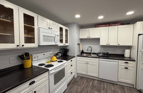 Central Vermont- Killington Condo | Cozy 1-bedroom condo in the heart of Killington with mountain views