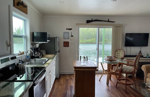 Key West Boat Rental | Cozy 1 Bedroom Green Flash Houseboat @ the Perry Marina with WiFi, AC