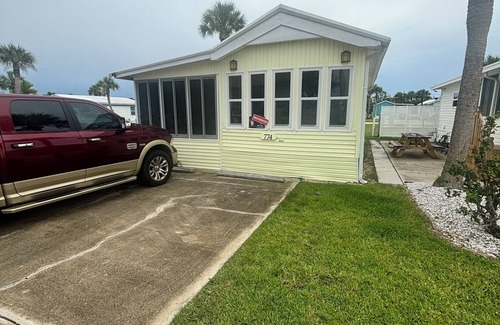 Fort Myers Beach House | Cozy 1-bedroom mobile home with AC, fitness room in brilliant Fort Myers Beach