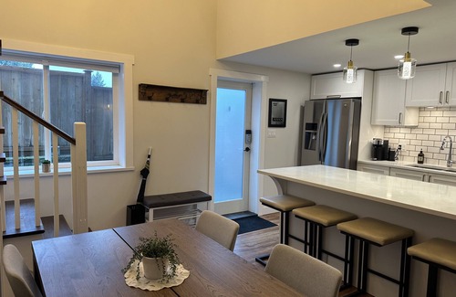 Abbotsford Apartment | Cozy 1 bedroom suite 5 minutes from UFV and the Abbotsford Entertainment Centre.