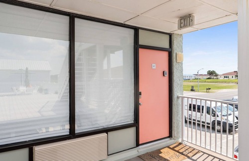 Ocean Isle Beach Condo | Cozy 1-Bedroom Condo with Pool Access in Ocean Isle Beach