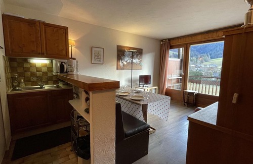 Praz-sur-Arly Apartment | Cozy 1-BR Apartment with Bunks, Mezzanine, Near Ski Slopes – Free Parking & Close to Town!