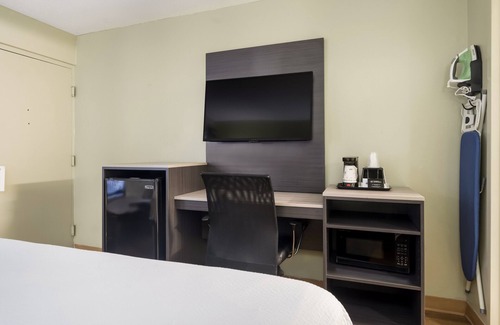 Columbus Hotel | Cozy 1 - room hotel in charming Columbus and Ft. Moore with AC, WiFi