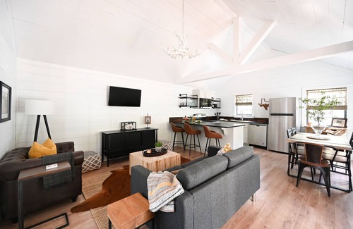 Somerville Cottage | Cozy 12th Man Cottage 20 Minutes from Texas A&M!