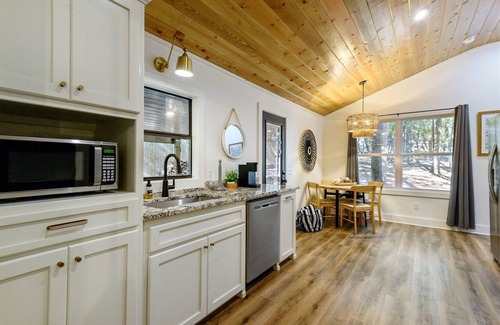 Broken Bow Cabin | Cozy 1BR Cabin Getaway. Hot Tub, Fireplace & Peaceful Setting