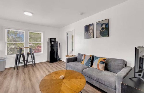 Woodlawn Lake Apartment | Cozy 1BR GuestHouse Apt Close to DT and Main Attractions