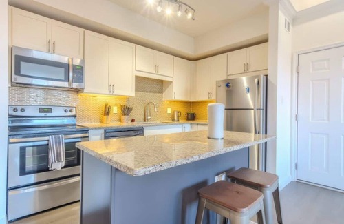Irving Apartment | Cozy 1BR King Suite | Pool, Gym & Parking 01