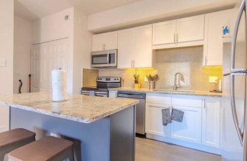 Irving Apartment | Cozy 1BR King Suite | Pool, Gym & Parking 01