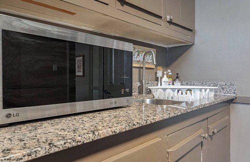 Kansas City Apartment | Cozy 1BR near KU Med, walkable