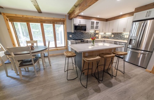 Wardsboro Apartment | Cozy 2 Bdr Apartment Minutes to Mt Snow!