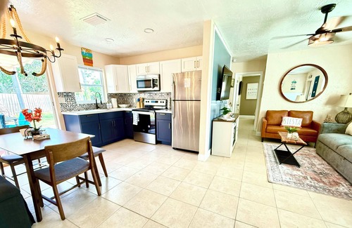 Gulf Gate Estates House | Cozy 2 bed Siesta Key bungalow minutes from the beach
