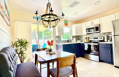 Gulf Gate Estates House | Cozy 2 bed Siesta Key bungalow minutes from the beach