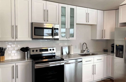 Berkley House | Cozy 2-Bed Upper Unit with King Beds & Smart TVs, easy access to Red Rocks/Mnts.