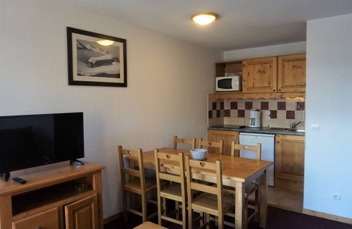 Orcieres-Merlette Apartment | Cozy 2-Bedroom Apartment for 6 in Orcières with Balcony, Parking, and Free Wi-Fi