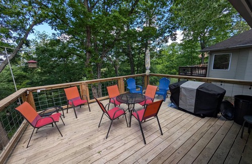 Eureka Springs House | Cozy 2-bedroom, 2-bathroom house near the main entrance.