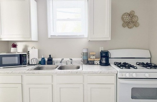 Evansville Apartment | Cozy 2-bedroom apartment in nice Evansville with AC, WiFi