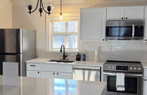 Ashland Apartment | Cozy 2-bedroom apartment in awesome Ashland with WiFi, AC