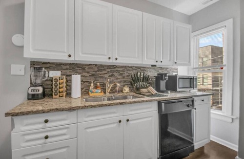 Lakeview Apartment | Cozy 2-Bedroom Apartment | Close to Wrigley